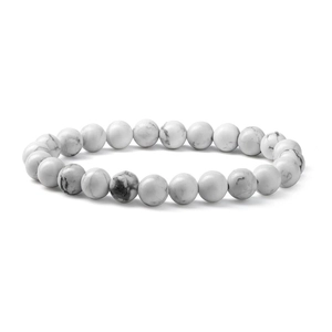 Bracelet en perles de turquoise blanche naturelle avec motifs marbrés sur fond blanc pur