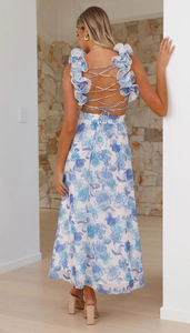 Dettaglio vestito floreale in chiffon con lacci incrociati sulla schiena e volant