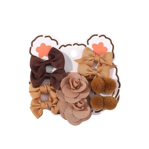 Set di 8 pezzi con fiocchi marroni e mollette di peluche su carta a forma di orso