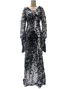 Détail de la robe de soirée à paillettes argentées avec manches longues et col en V