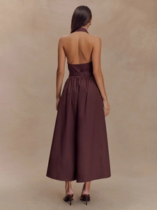 Détail de la robe maxi dos nu bordeaux avec taille froncée et jupe évasée fluide