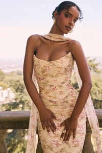 Détail de l'ensemble haut bustier fleuri et jupe moulante avec foulard assorti