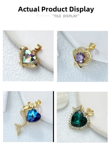 Détails de quatre pendentifs cœur dorés sertis de zircons colorés et de cristaux