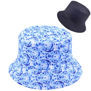 Detalle del sombrero de pescador tie-dye con costuras reforzadas y opción reversible