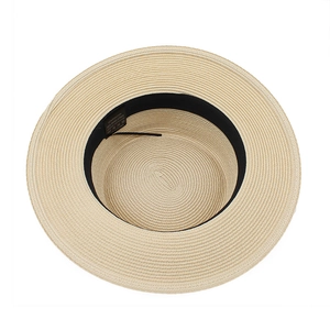 Détail intérieur d'un chapeau de paille beige avec ruban réglable et bandeau anti-transpiration