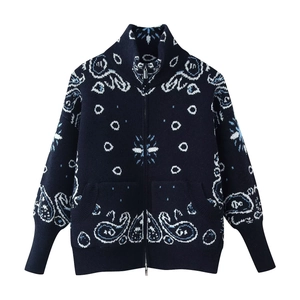 Détail de la maille jacquard à motif paisley sur le cardigan zippé en tricot bleu