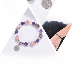 Détail du bracelet en jaspe zèbre rose avec pendentif Arbre de Vie en métal gravé