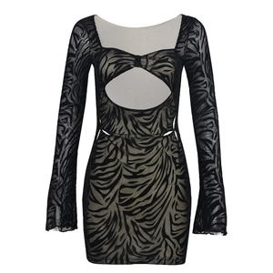 Détail d'une robe courte en mesh à motif zébré avec découpes et manches longues
