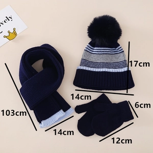 Dimensions détaillées du kit tricoté pour bébé avec bonnet rayé, écharpe et moufles