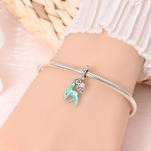 Vue détaillée du bracelet en argent avec pendentif élan turquoise et motifs floraux