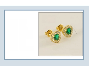 Détail des boucles d'oreilles cœur en acier inoxydable doré 18K avec zircons verts