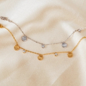 Elegantes Gold und Silber Fußkettchen mit Muschelanhängern und Zirkonia auf Seide