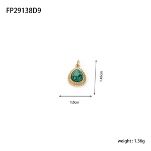 Vue macro du pendentif malachite en forme de goutte avec bords dorés et dimensions
