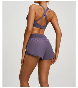 Vue arrière du short de sport violet double couche avec poches latérales pour le yoga