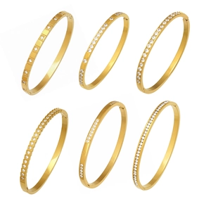 Set di sei bracciali in acciaio inossidabile placcato oro con zirconi geometrici