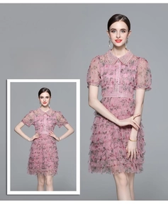 Détail de robe en dentelle lavande avec jupe à volants et col Claudine perlé