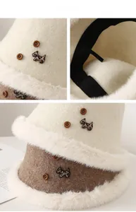 Dettaglio cappello pescatore invernale con bordo in peluche, bottoni e toppa leopardata a cane