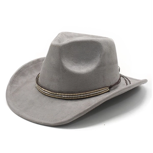 Dettaglio macro del cappello western in finta pelle grigia con fascia decorativa