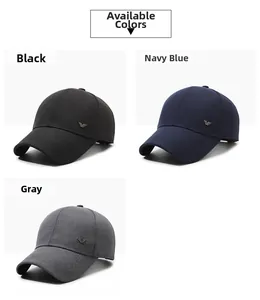 Dettaglio di berretti da baseball in nero, blu navy e grigio con emblema di aquila laterale