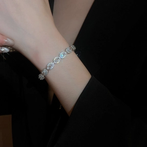 Gros plan d'un bracelet en zircon argenté avec des maillons ovales sertis étincelants