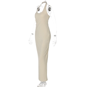 Détail d'une robe longue beige dos nu avec fente latérale et coupe ajustée élégante
