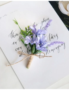 Dettaglio del fiore all'occhiello viola con lavanda e fiocco in spago beige