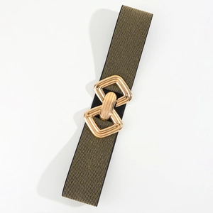 Détail de la boucle géométrique dorée entrelacée sur une ceinture élastique noire