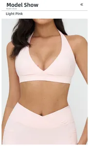 Dettaglio del reggiseno yoga rosa chiaro con scollo a V profondo e schiena incrociata