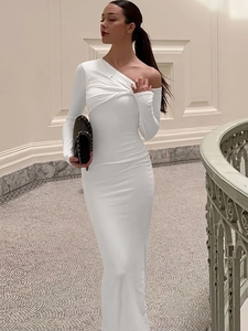 Robe longue moulante blanche à une épaule avec manches longues et texture plissée