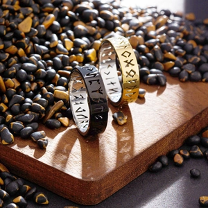 Ensemble de bagues runes vikings vintage bicolores argent et or sur pierres naturelles