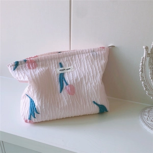 Détail de la trousse à maquillage tulipe rose avec tissu plissé et étiquette simple wish