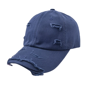 Casquette de baseball bleu marine délavée vintage avec trous et bords effilochés