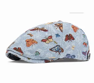 Detailaufnahme der blauen Jacquard-Baskenmütze mit bunten Schmetterlings-Stickereien