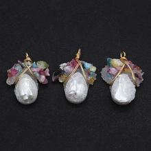 Détail de trois pendentifs en perles naturelles avec fil doré et pierres multicolores