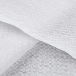 Makroaufnahme von hochwertigem weißem Baumwollstoff mit weicher Strickstruktur und Schichten