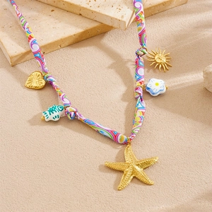 Collier en tissu noué avec étoile de mer dorée et pendentifs poisson en céramique