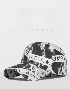 Détail d'une casquette de baseball street style avec imprimé graffiti noir et blanc et GARCIA