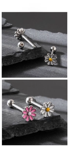 Détail de boucles d'oreilles marguerite rose et blanche avec fermoir à vis en acier