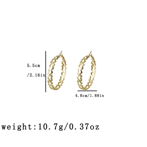 Detailed size chart for gold C-shaped hoop earrings with hollow heart pattern