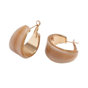 Retro resin C-shaped hoop earrings in beige and gold finish for a minimalist chic style