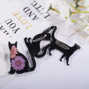 Handmade black cat brooch with dried flowers and resin finish for Halloween accessories