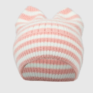 Detail der Strickstruktur der rosa-weiß gestreiften Mütze mit süßem Katzenohren-Design