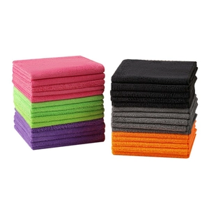 Panni in microfibra assorbenti in 7 colori vivaci impilati su sfondo bianco
