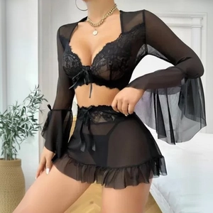 Ensemble de lingerie en dentelle noire avec manches volantées et mini-jupe en mesh