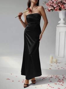 Elegantes schwarzes trägerloses Abendkleid aus Satin mit Falten und passenden Accessoires