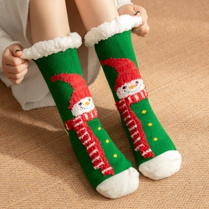 Chaussettes de Noël vertes en tricot avec bordure en fausse fourrure et motif bonhomme