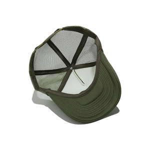 Vue intérieure de la casquette trucker vert foncé montrant le filet et les coutures