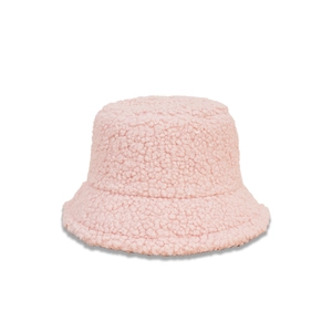 Détail de la texture d'un chapeau bob en peluche rose avec polaire douce et bord large