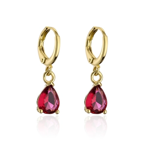 Detail von vergoldeten Tropfenohrringen mit einem roten Zirkonia-Stein im Birnenschliff
