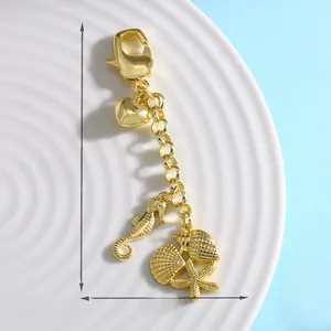 Detail von goldenen Seestern- und Seepferdchen-Anhängern mit Maßen 80 mm und 7 g Gewicht